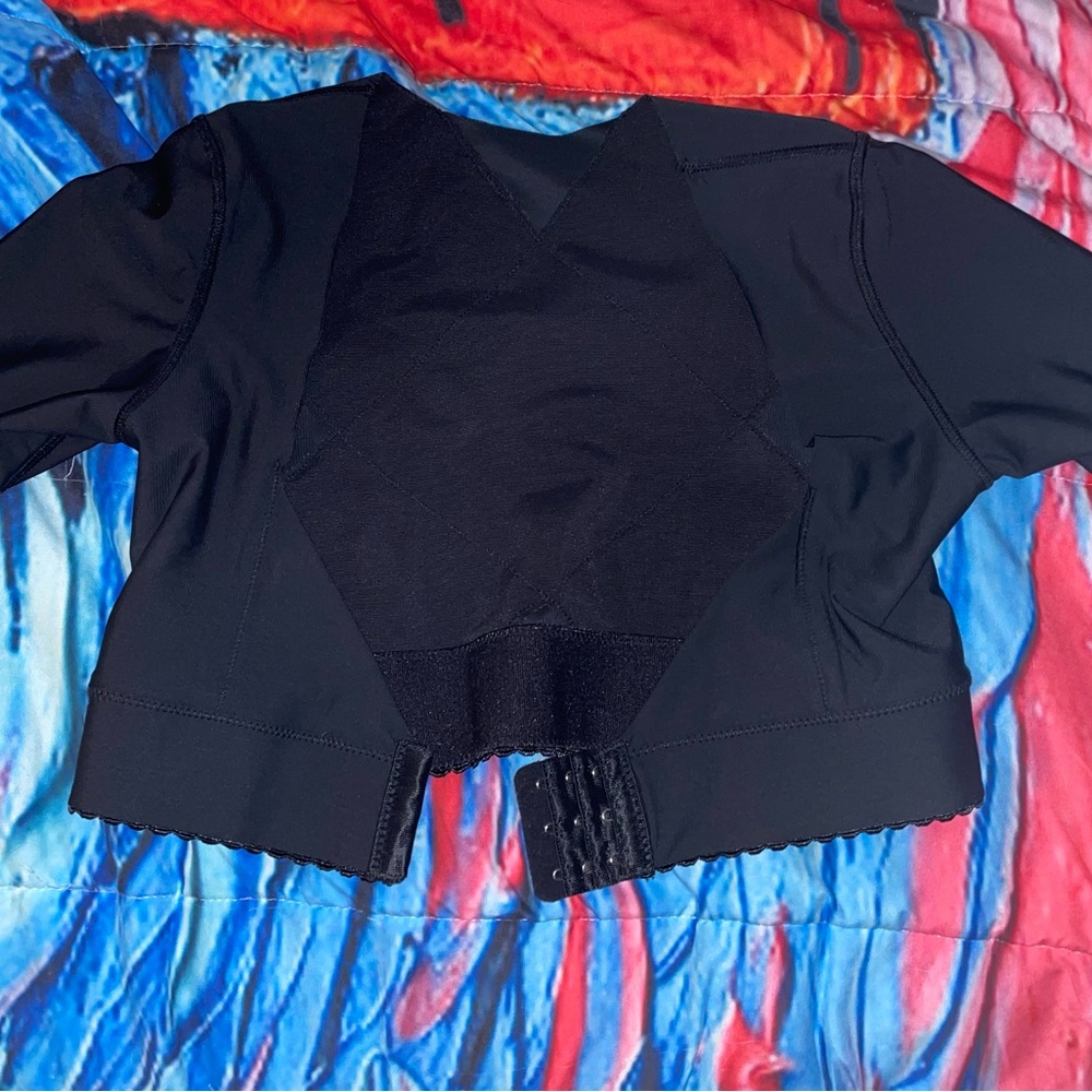 Size medium shoulder compression top